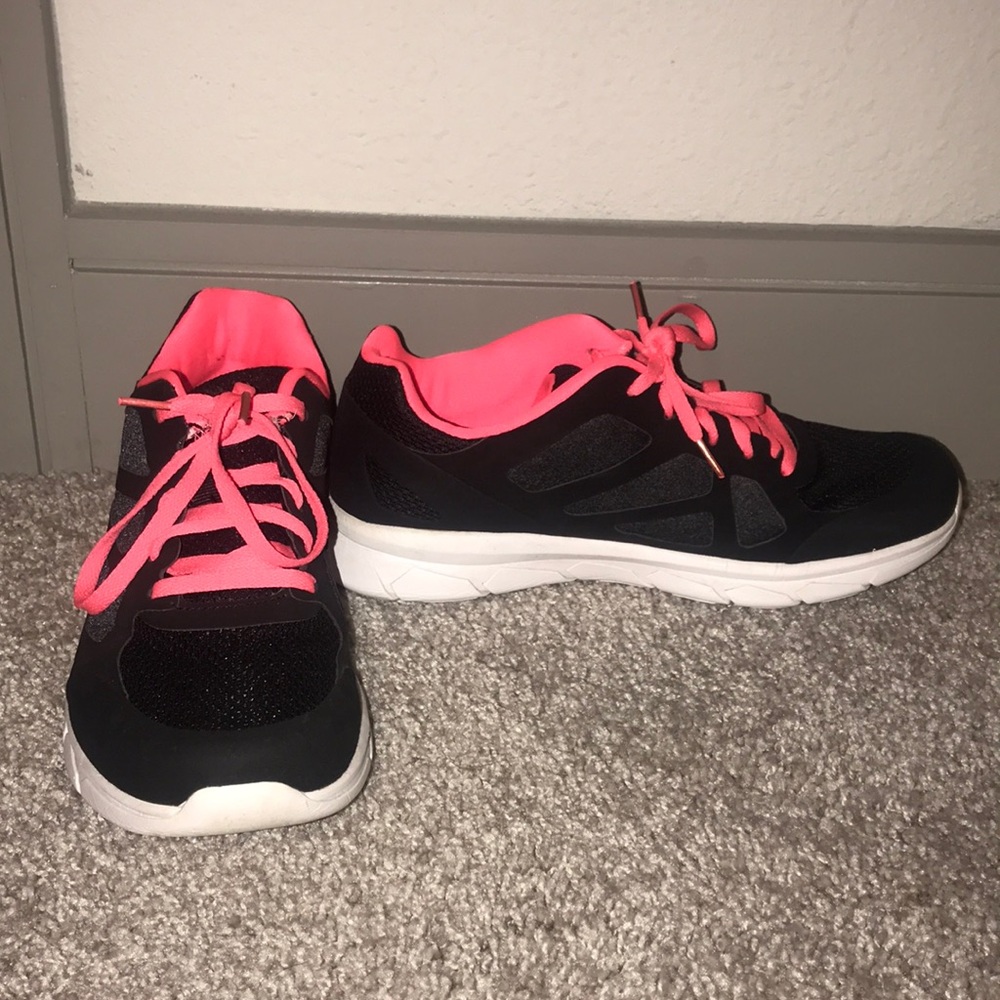 Tennis shoes